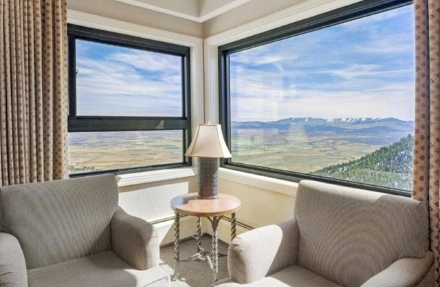 Adventure-Ready Villa: Indoor/Outdoor Pools & BBQ Deck, Fireplace & Hot Tubs