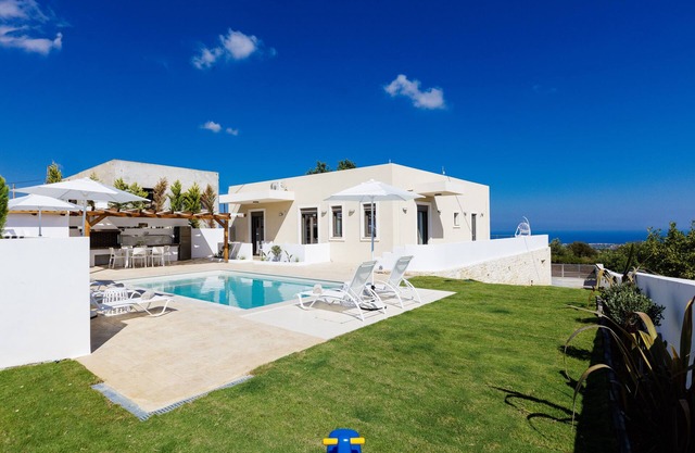 Aerin Villa, Sublime Sanctuary with Ocean Views & Captivating Surroundings