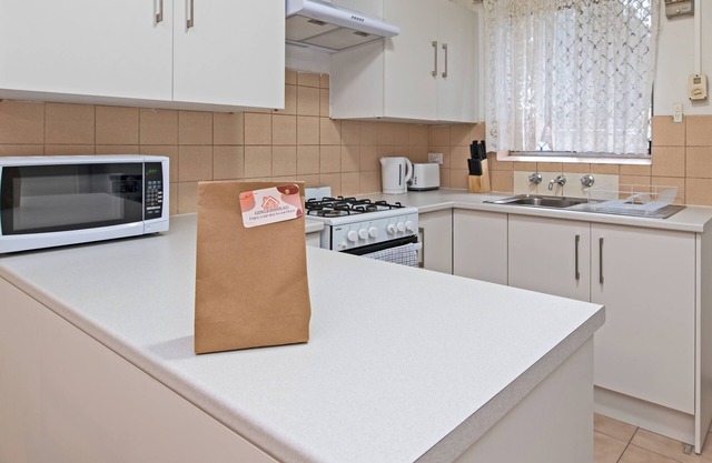 Affordable 2-Bedroom Stay - Steps from Parabanks Shopping