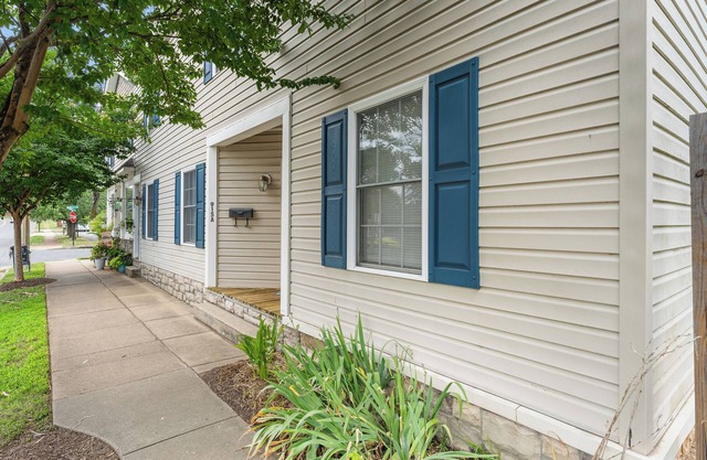 Affordable 2BR/1BA, Walk to Mary Washington, No Cleaning Fee, Pet-Friendly!