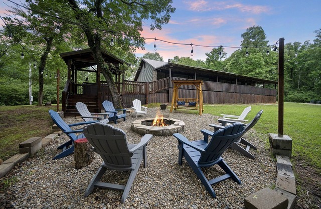 Affordable 4BR Cabin – Hot Tub, Fire Pit & Autumn Views! Pet friendly. Sleeps 10