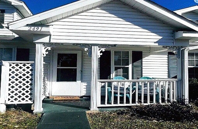 Affordable Family & Pet-Friendly Comfort Quick Drive to Beaches, Bases & DTown