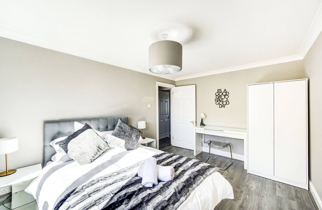 Affordable Luxury Isle of Dogs Apartment - 10 Mins From Canary Wharf