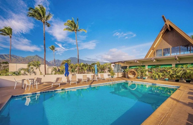 Affordable Oceanfront Stay! Outdoor Pool, Pets are Allowed