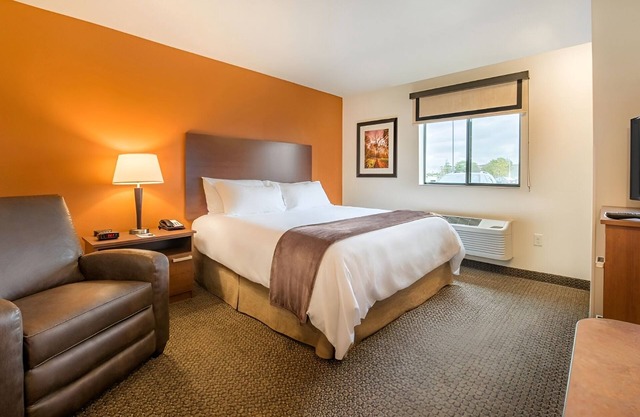 Affordable Room with Full Amenities Near I-35, Ankeny Art Center & Cascade Falls