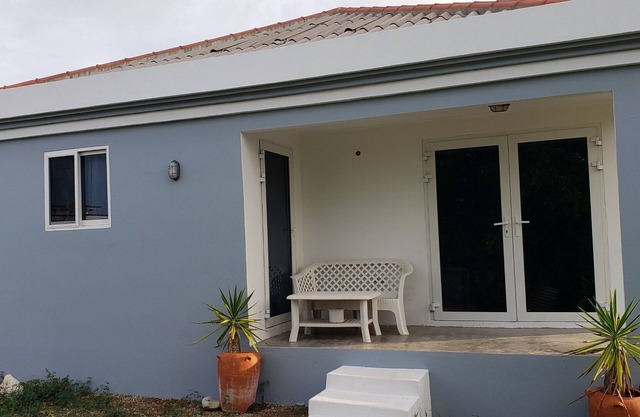Affordable Serene Getaway: Tranquil 2-Bedroom 10 Minutes from the Beach