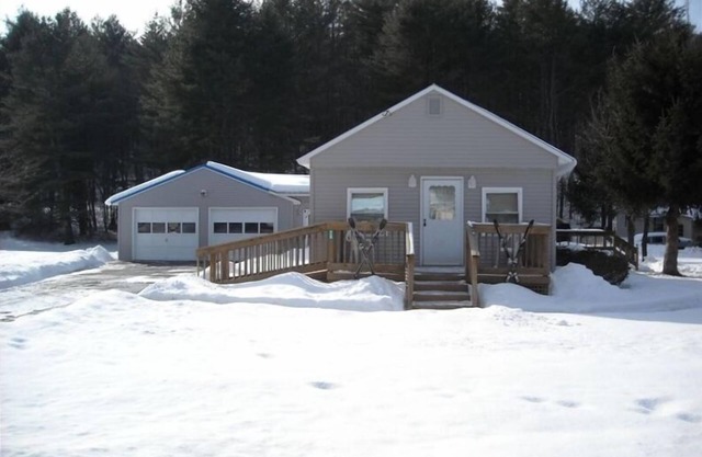 Affordable Single Family 1+ Mile to Mountain on shuttle to Okemo; River fishing