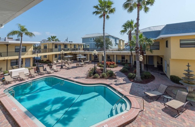 Affordable! Steps to Beach, King Bed, Grill, Free WiFi &TV, Great Dinning & Shopping.