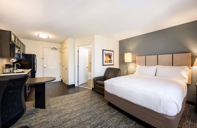 Affordable Suite w/Full Kitchen – Perfect for Work or Family Stays