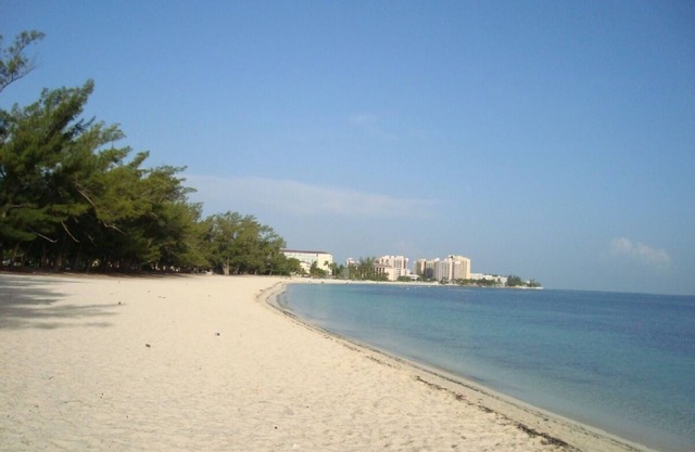 Affordable Tropical Townhouse, 7 Mins Walk to Beach