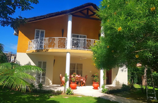 African villa with tropical garden, private beach by the sea, with wifi