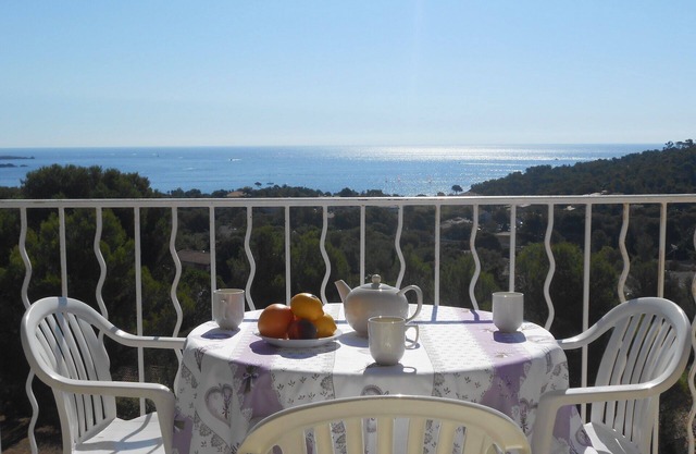 AGAY, Cap Esterel: magnificent sea view, south-facing terrace, pool access, parking