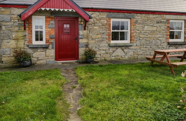 AGGIE'S COTTAGE, pet friendly in Ballycastle, County Mayo