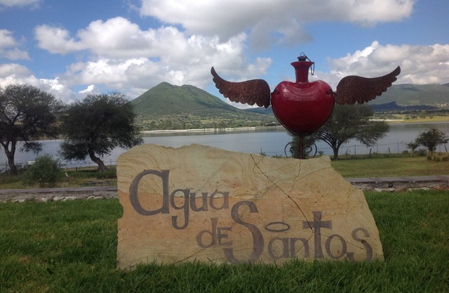 Agua de Santos, a Beautiful house on the banks of the Santa Catarina dam