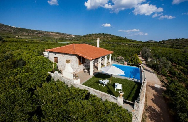 Aigli Private Villa for 4 persons | Pool & Outdoor Jacuzzi 5 mins from Nafplio