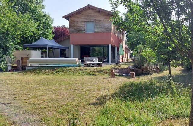 Air-conditioned villa with swimming pool in quiet village center with all amenities