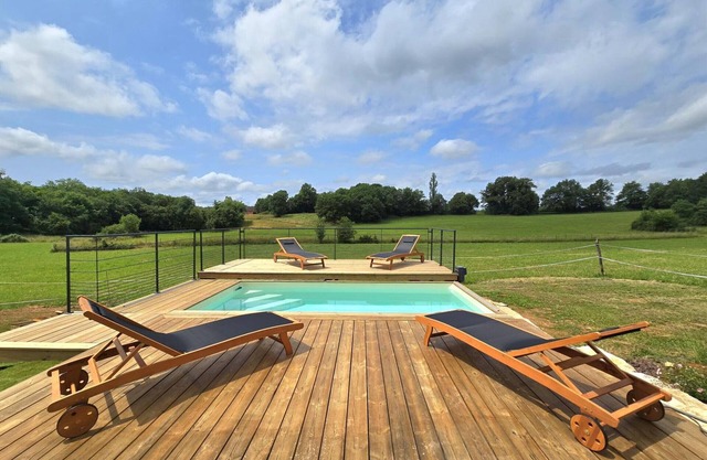Air-conditioned house with private pool, wifi and parking, pets welcome