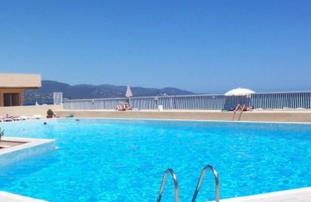 Air-conditioned apartment with sea view, swimming pool and parking, the beach just 2 steps away!