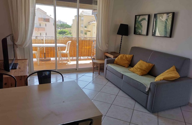 Air-conditioned apartment for 6 people, Bormes-Les-Mimosas, La Favière,
