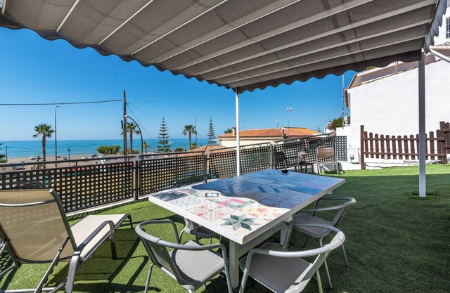 Air-Conditioned Apartment Directly on the Beach with Amazing View, Terrace & Wi-Fi