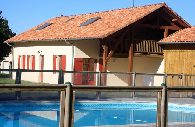 Air-conditioned cottage 8 people with heated pool in the heart of the Landes forest