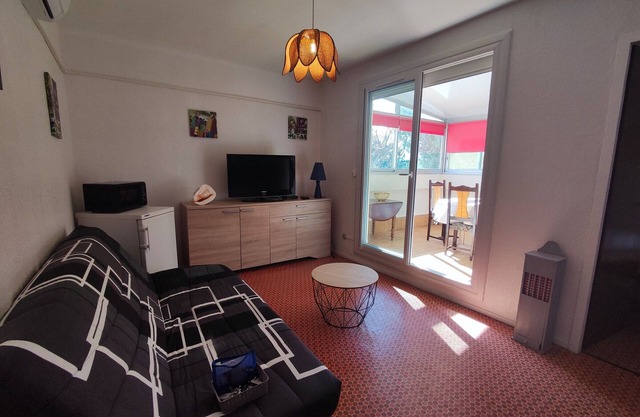 Air-conditioned apt for 4, near beach and shops