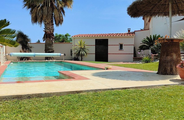 Air-conditioned villa with heated pool and jacuzzi