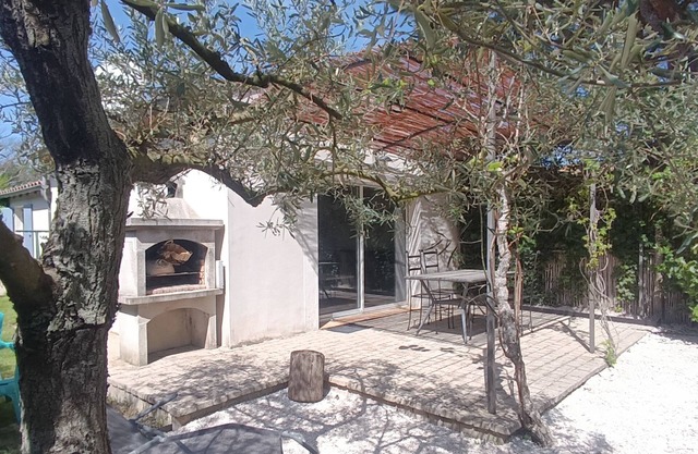 Air-conditioned gîte in Provence near Avignon, Arles, Saint Rémy de Provence, Nîmes