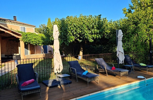 Air-conditioned house 6 P. Located 1.2 km from Bédoin. Private/heated swimming pool. Wifi