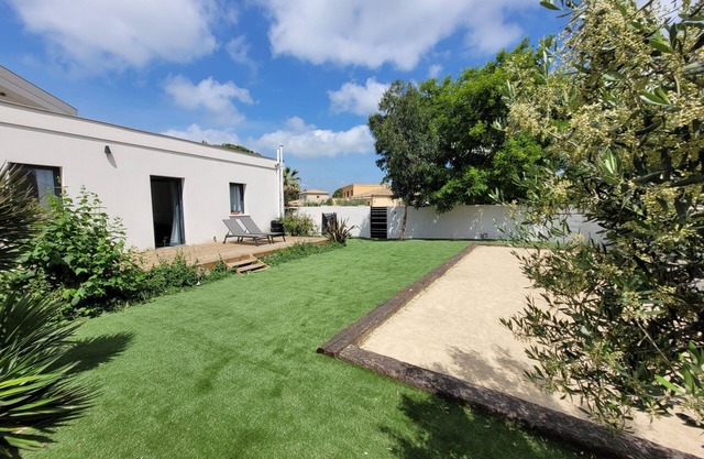 Air-conditioned studio, 750m from the beach, garden with private pétanque court