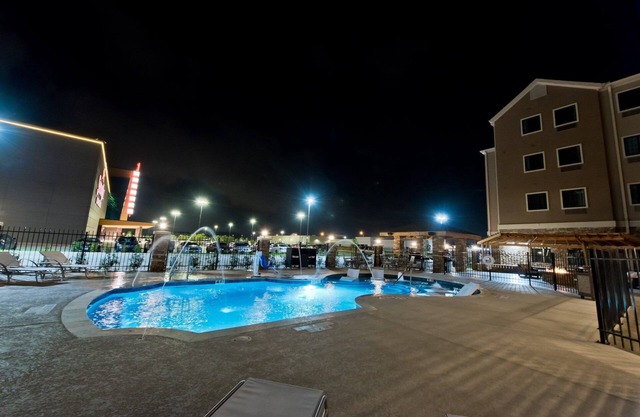 Air-Conditioned Suite | Gym Access, Seasonal Pool + Free Breakfast!