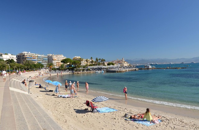 Air-conditioned two-room apartment, sleeps 5, in the heart of Old Antibes, close to the beaches