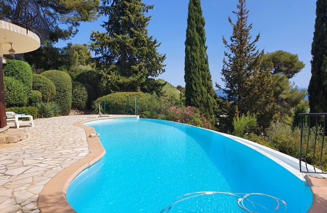 Air-conditioned villa, very quiet, sea view, swimming pool, 10 persons