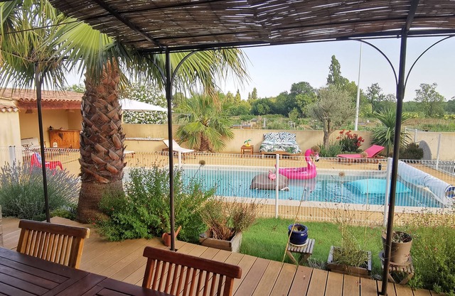 Air-conditioned villa with fenced pool 4 bdrms near Nîmes Arles