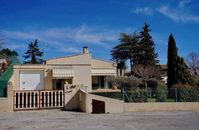 Air-conditioned villa facing south with pool and fireplace at the foot of Mont d'Or