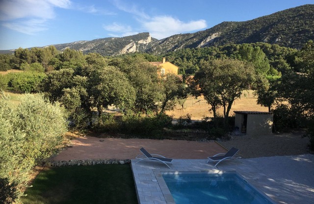 Air-conditioned villa, private swimming pool not shared and heated facing the Luberon .
