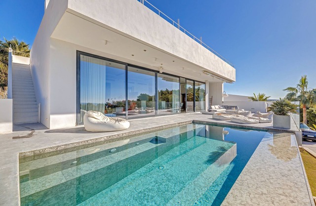 Air-Conditioned Villa with Sea View, Pool, Jacuzzi, Rooftop Gym/Terrace & Wi-Fi