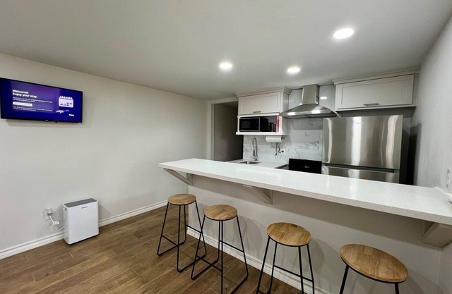 Airport Bunker #3 - Convenient and Cozy 1BD/1BA