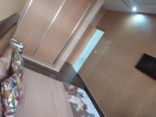 Airport M V chambre stay