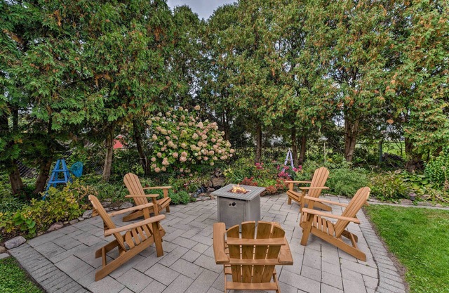 Airy Cottage Close to Rock Lake w/Fire Pit!