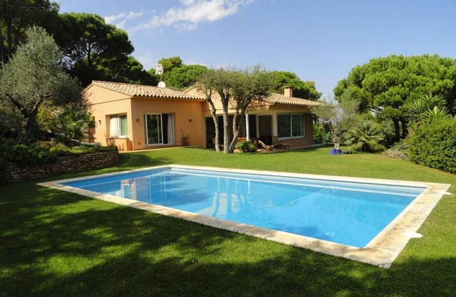 Airy house. Private swimming pool. Sea view.