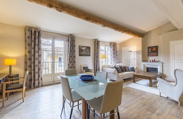 Aix Cours Mirabeau 100m2, 2 bedrooms, air conditioning, terrace