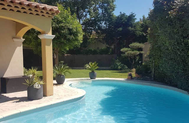 Aix-en-Provence, air-conditioned country house for 8 people in a green setting