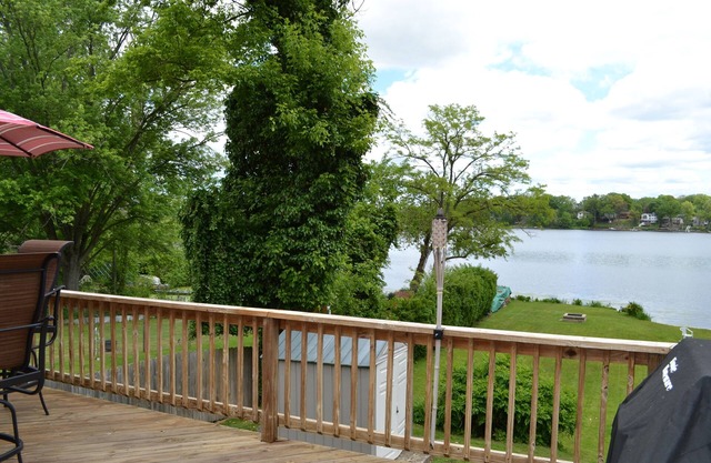 Akron Portage Lakes Peaceful LakefrontnCharming 2-bedroom home/amazing view.