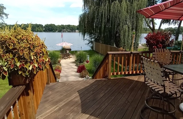 Akron (Portage Lakes) Peaceful Lakefront Cottage with Kayaks