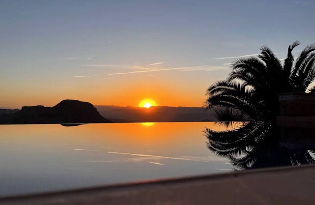 Al Qasr Villa: Infinity pool, Summer Kitchen;1500m2 plot, Fast Wifi, mountains