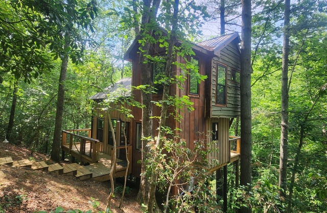 Al's Nest: Secluded Treehouse Overlooking Creek