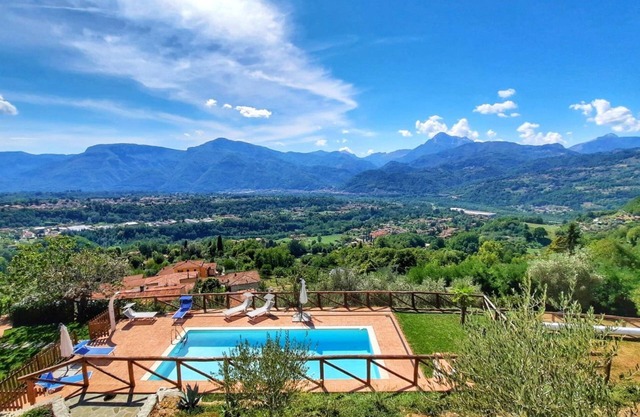 Albiano, private solar heated pool, stunning views, walk restaurant, Barga!