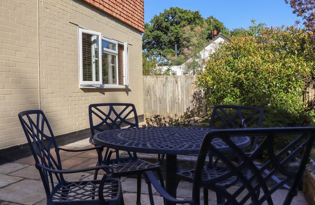 ALBIE’S END, character holiday cottage, with a garden in Battle