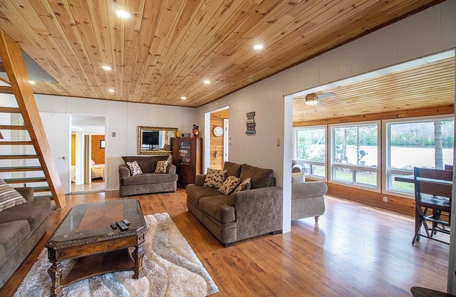 Albion Lake Cottage - Five Bedroom Cottage, Sleeps 8